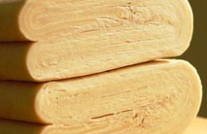 Хачапури из слоеного теста с сыром – рецепт