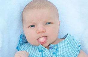 Miksi vauvan kielessä on valkoinen pinnoite: syyt ja hoito