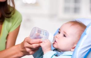 Miksi vauvan kielessä on valkoinen pinnoite: syyt ja hoito