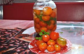 Kuinka valmistaa herkullisia kevyesti suolattuja tomaatteja